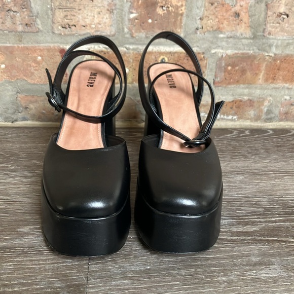 Maeve - Picture 4 of 17